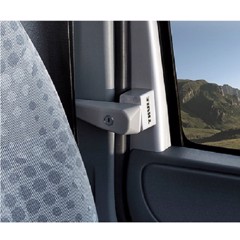 THULE säkerhetslås monterad på bilens dörr, kompakt design, anpassad efter fordonets ram.